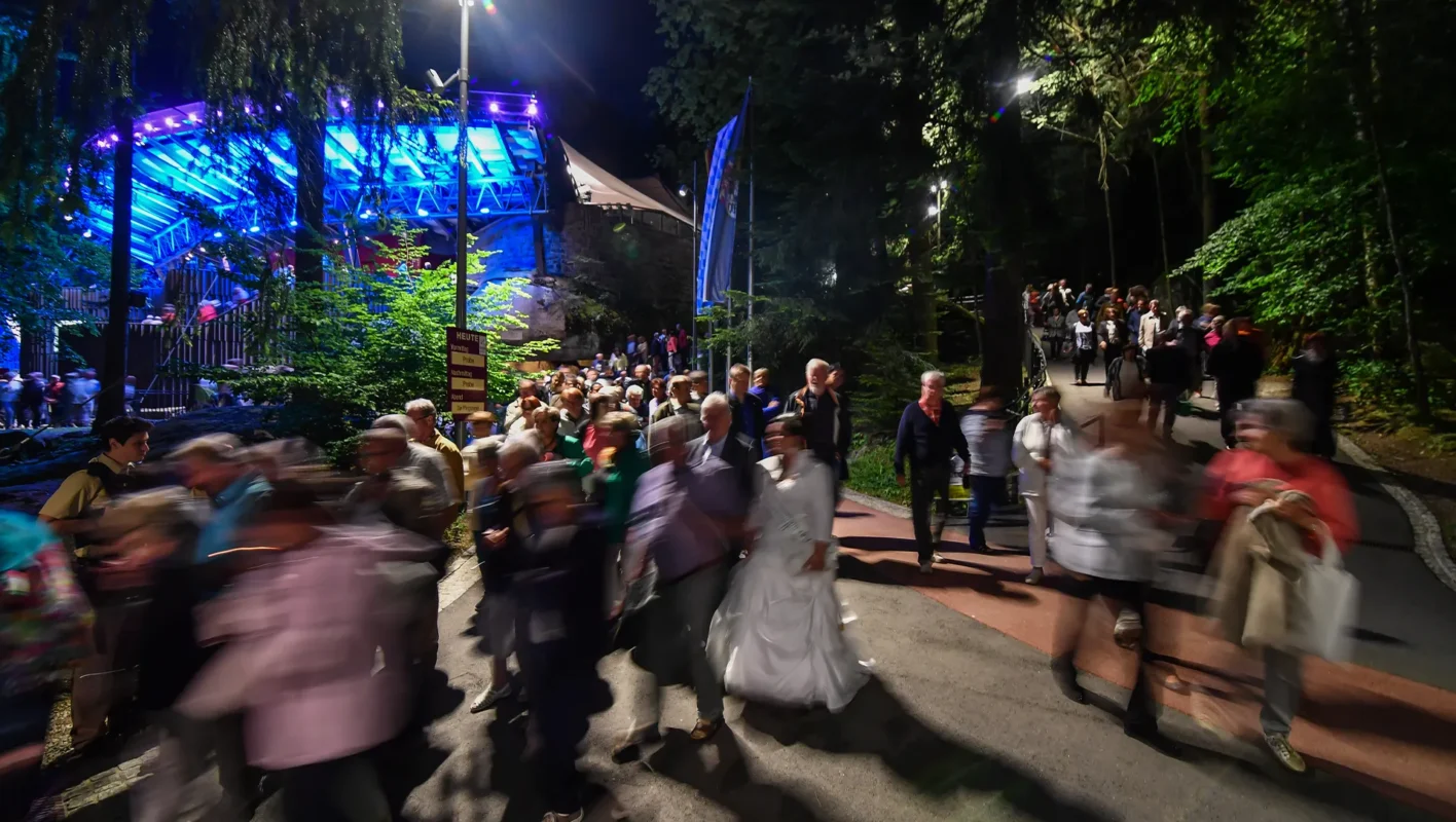 Menschen verlassen bei Nacht die Luisenburg