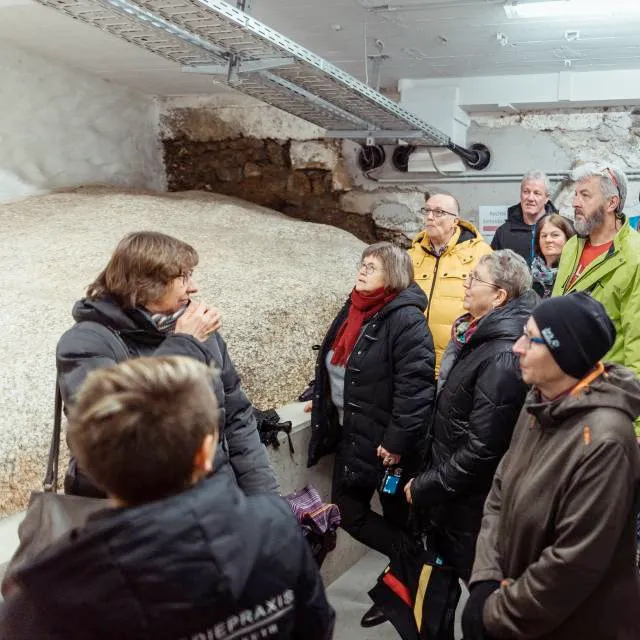 Personen hören der Theaterführung zu