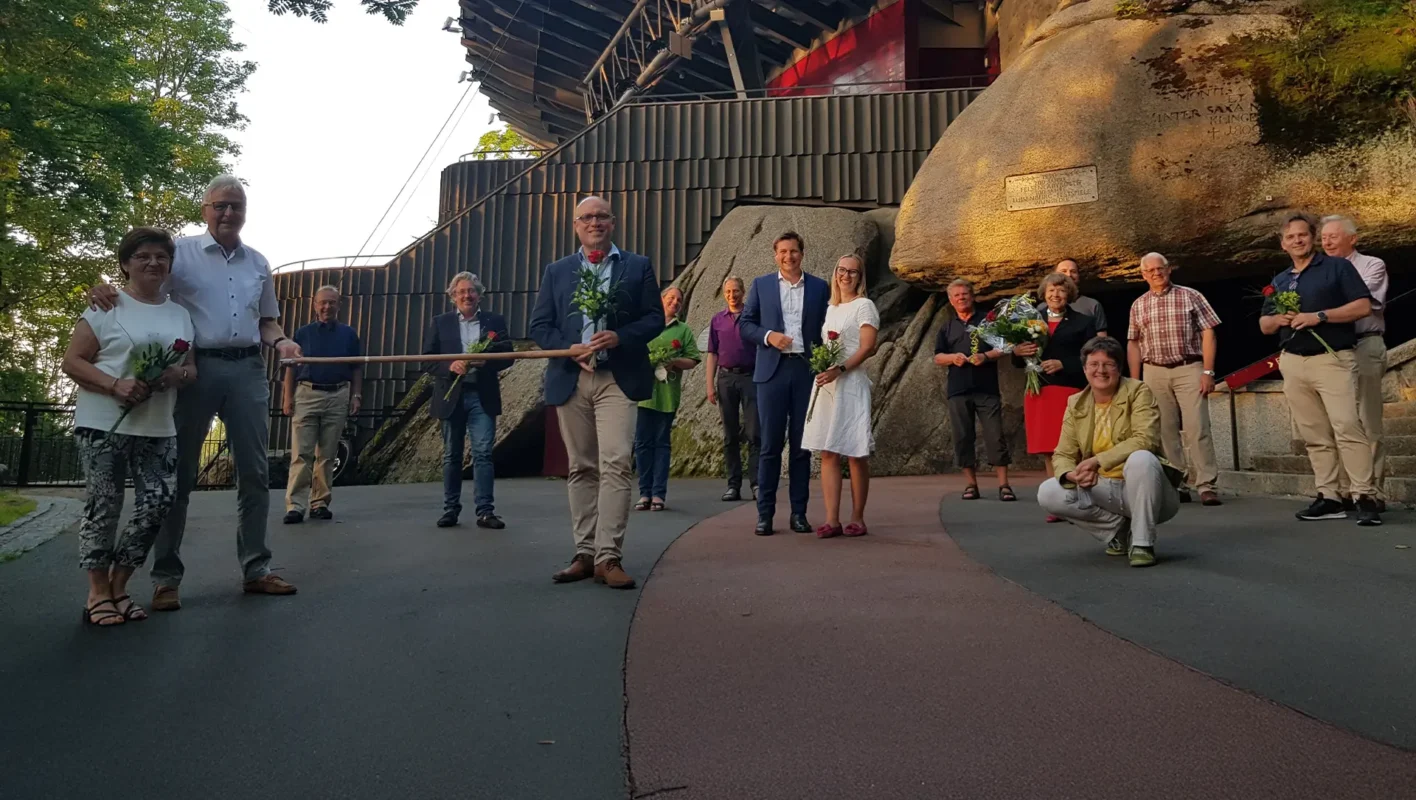 Fördermitglieder vor der Luisenburg