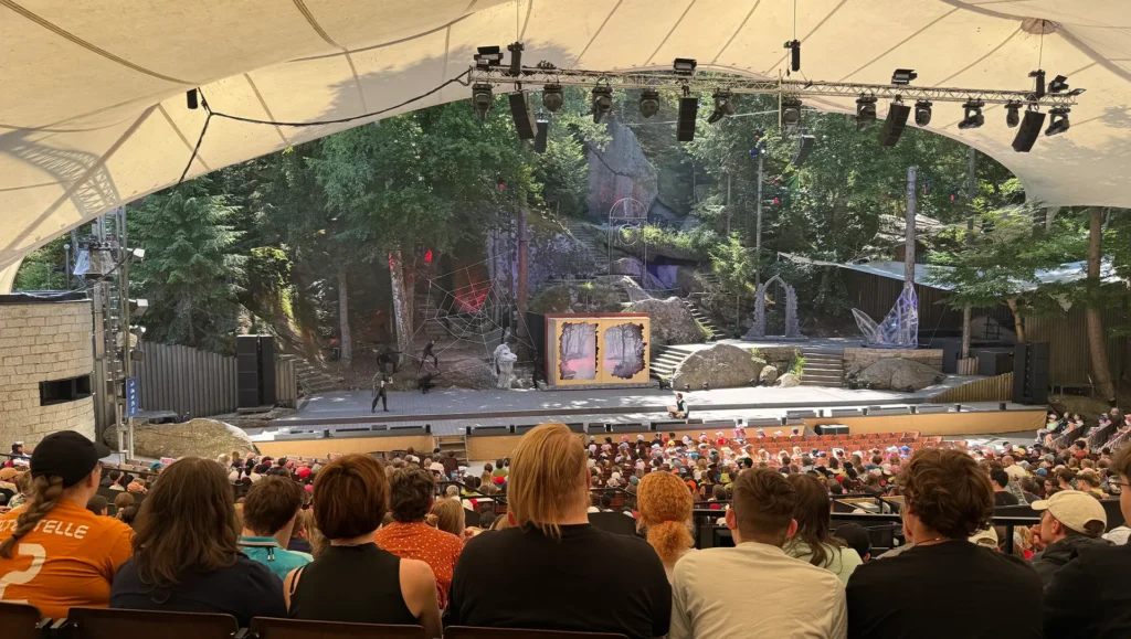 zwei junge Mädchen auf Steintreppen