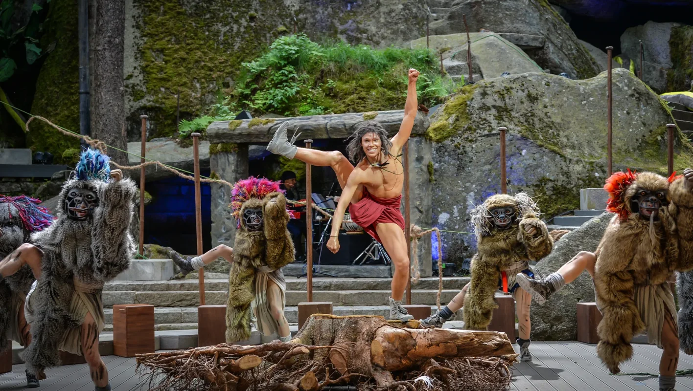 Junge als Tarzan auf der Bühne