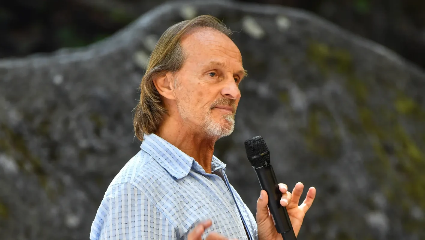 Eisi Gulp mit Mikrofon