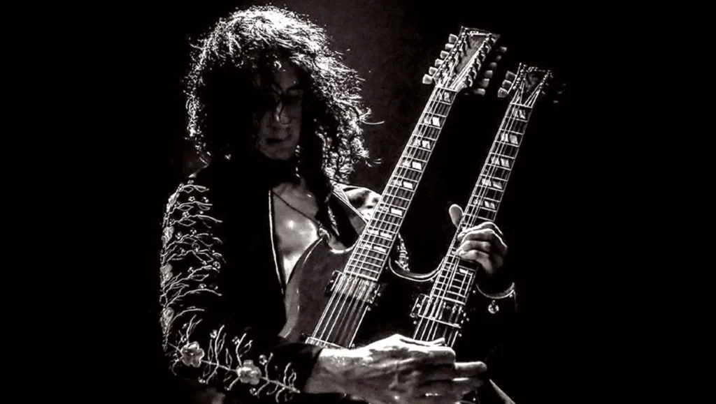 Schwarzweißfoto eines Mannes mit Doppelhalsgitarre