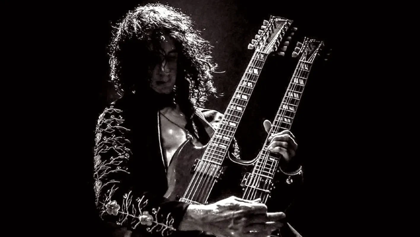 Schwarzweißfoto eines Mannes mit Doppelhalsgitarre