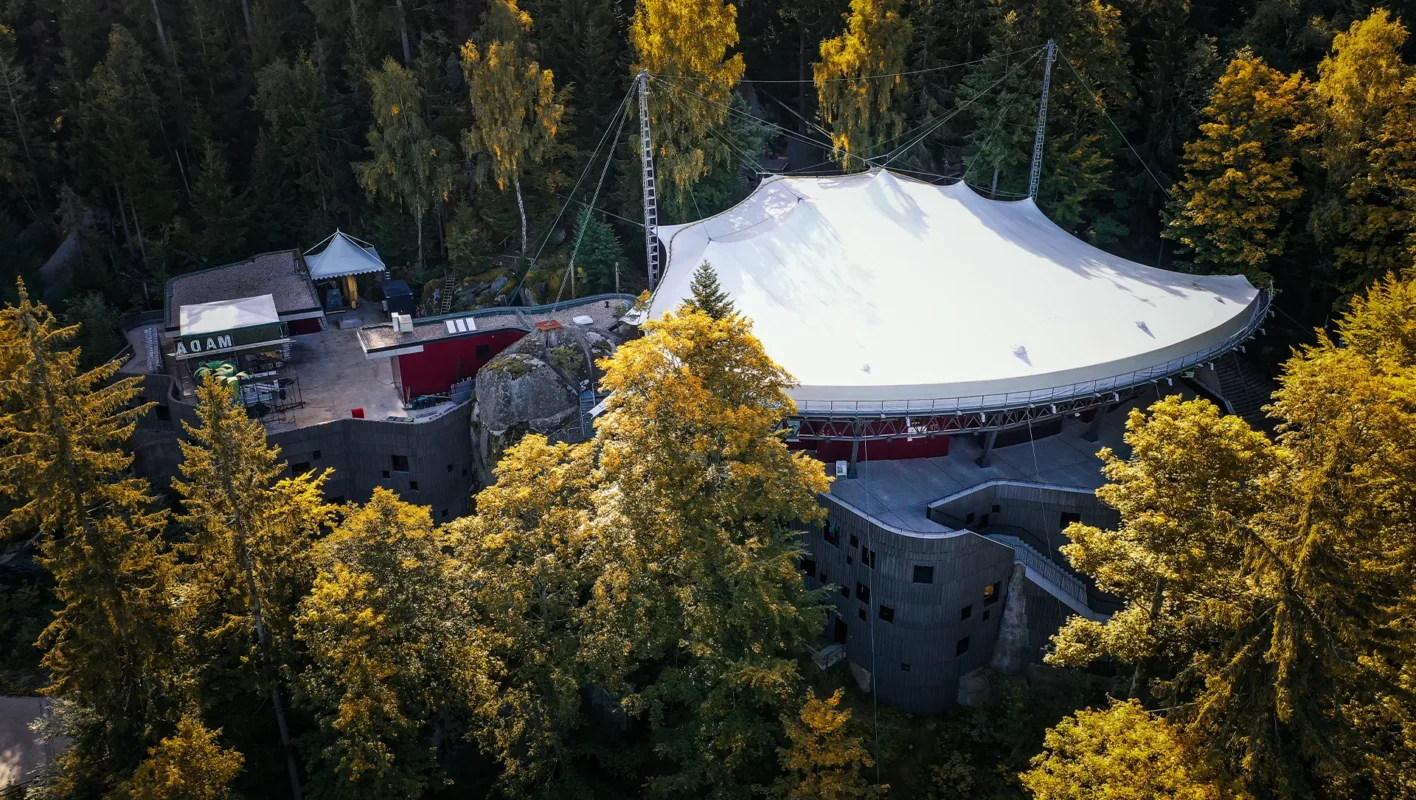 Vogelperspektive der Luisenburg mitten im Wald