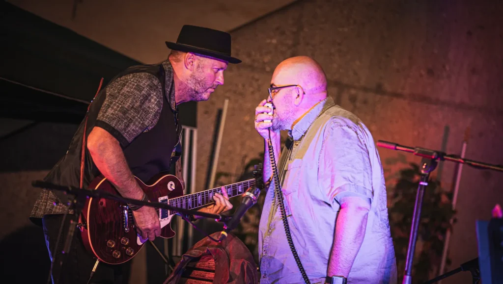 Zwei Männer blicken sich auf der Bühne direkt an