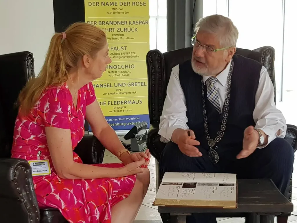 Andrea Pier (Stage Entertainment) und Bürgermeister Karl-Willi Beck vor dem Goldenen Buch der Stadt Wunsiedel