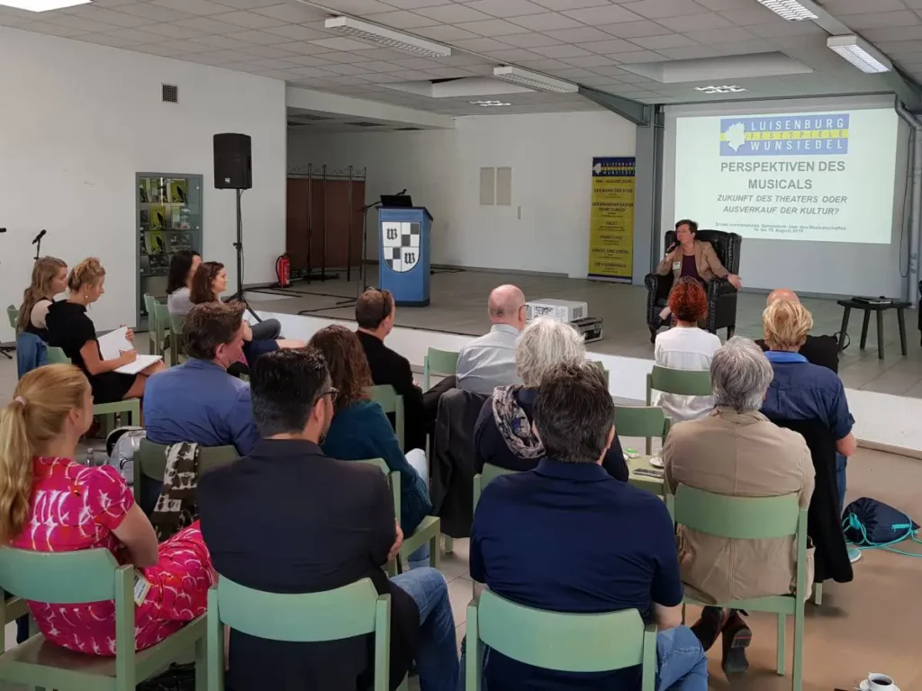 Birgit Simmler spricht vor dem Fachpublikum