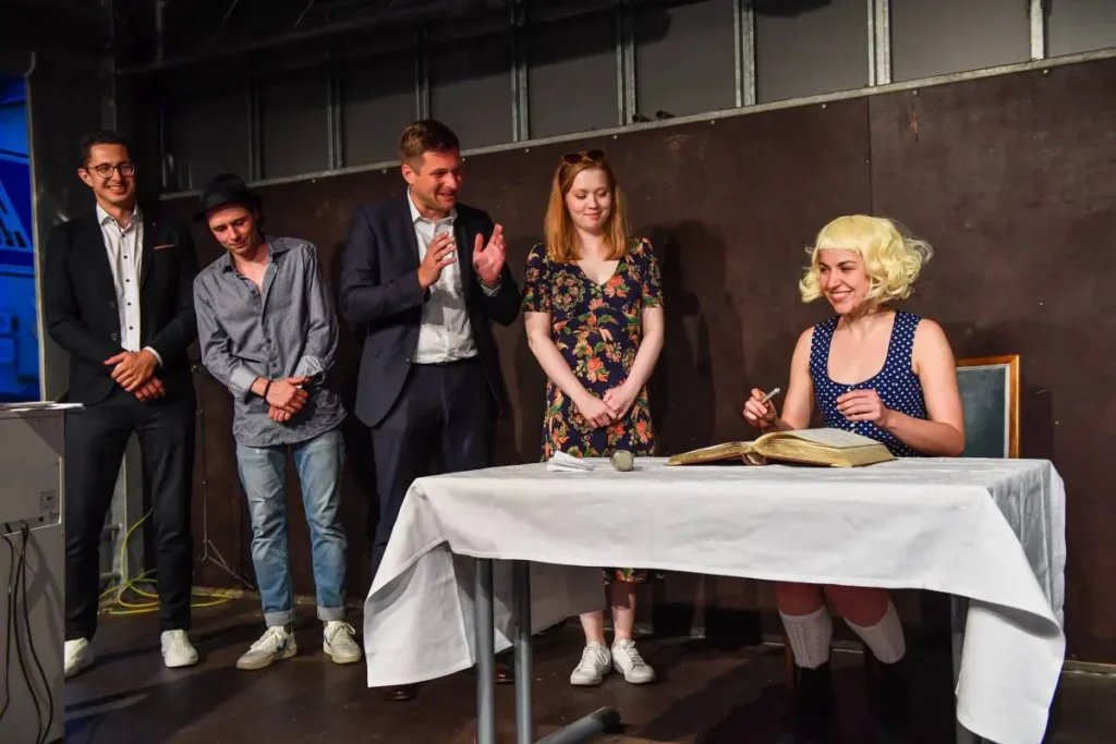 Lisa Mader beim Eintrag in das goldene Buch der Stadt Wunsiedel