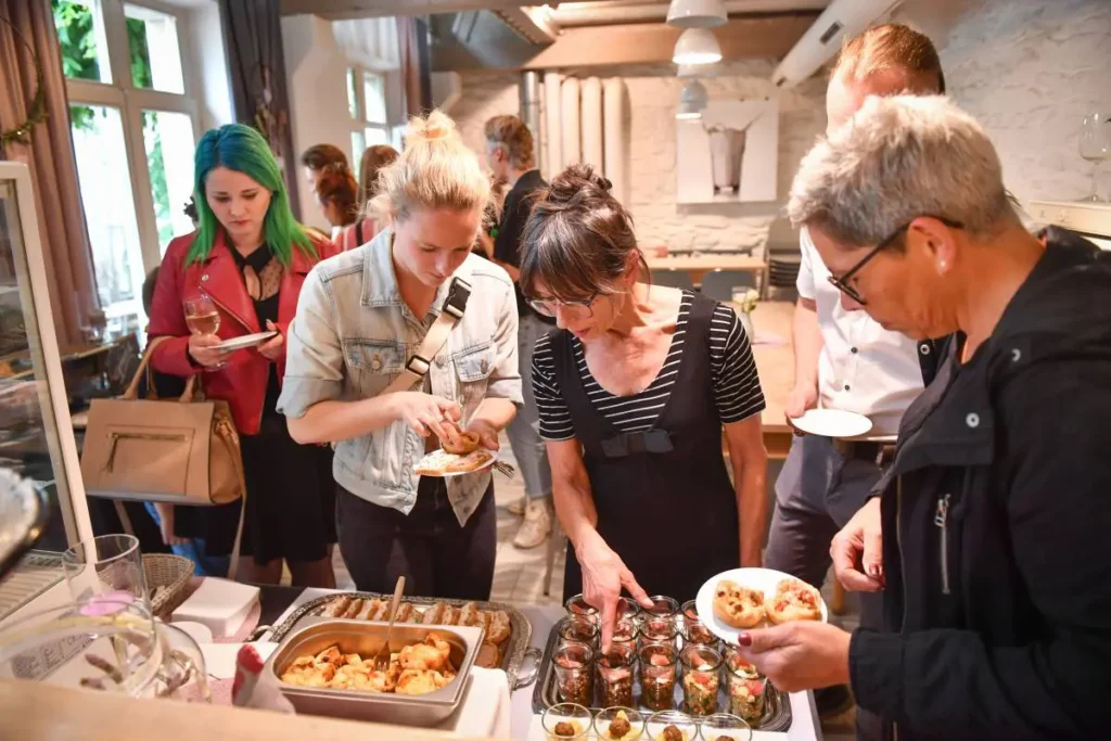 Personen stehen an einem Buffett