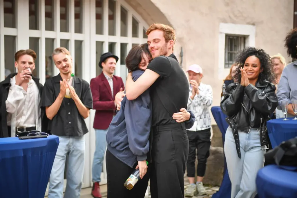 Timo Stacey, Tanja Beutenmüller und das Ensemble der diesjährigen Luisenburg-Festspiele