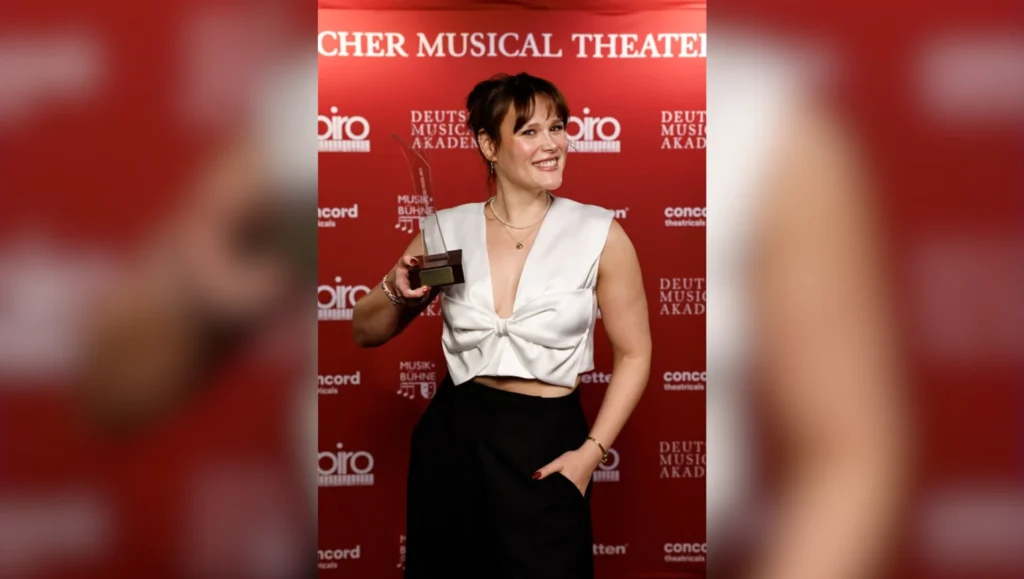 Anja Backups mit dem Deutschen Musical Theater Preis 2025 als beste Nebendarstellerin
